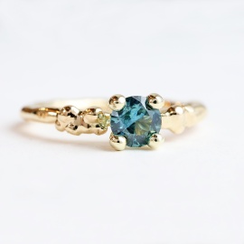 weelde_gouden_solitaire_ring_handgemaakt_met_blauwgroene_saffier_organisch_goudsmid_tessa_reijmers