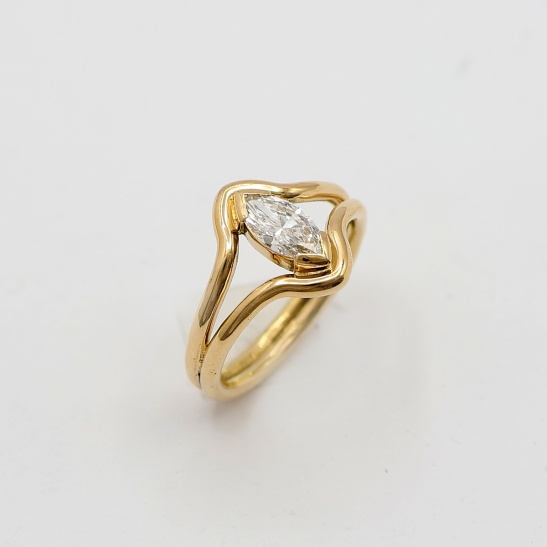 gouden ring adore met diamant sfeerfoto
