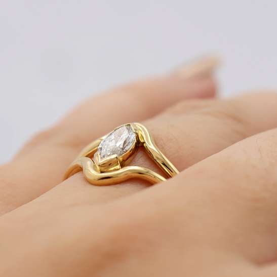 gouden ring adore met diamant sfeerfoto
