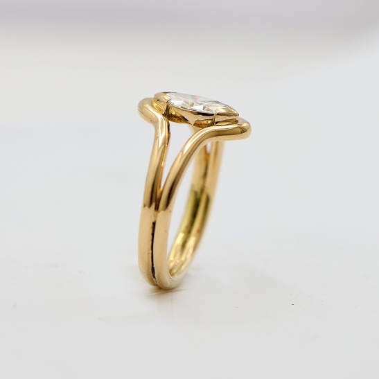 gouden ring adore met diamant sfeerfoto