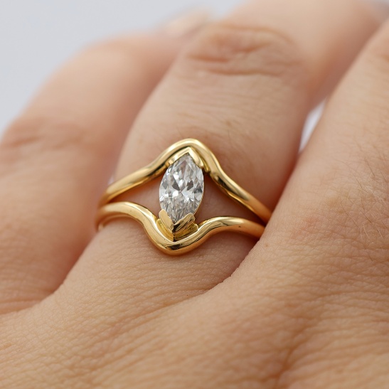 gouden ring adore met diamant sfeerfoto