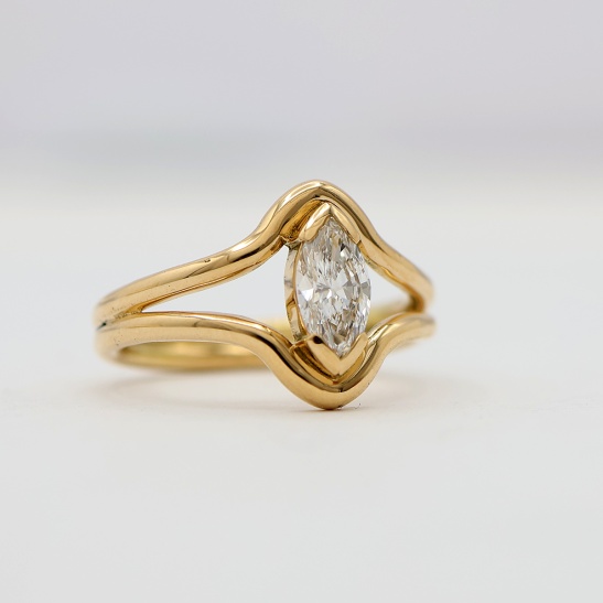 gouden ring adore met diamant sfeerfoto
