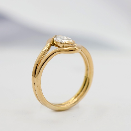 gouden ring adore met diamant sfeerfoto