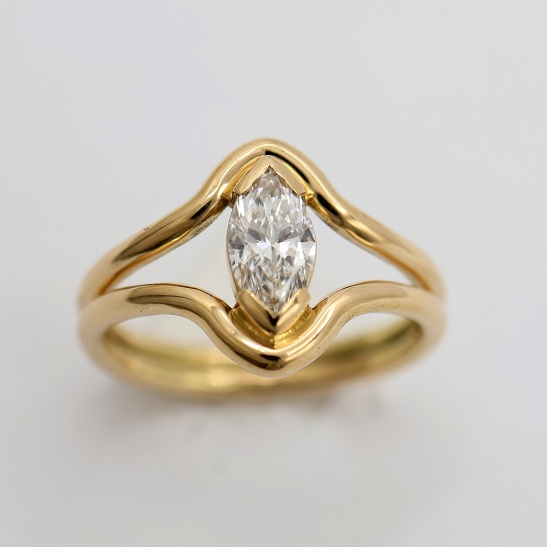 gouden ring adore met diamant sfeerfoto