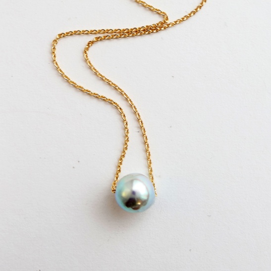 akoy_akoya_blauw_zilvergrijze_parel_aan_gouden_collier