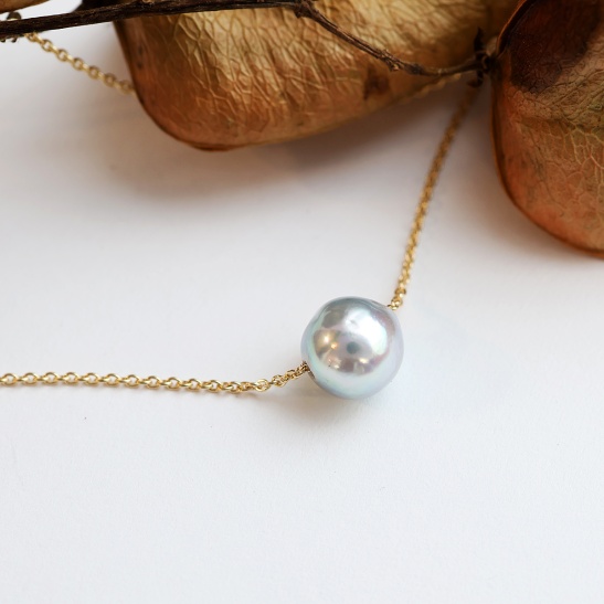 akoy_akoya_zilvergrijze_parel_aan_gouden_collier