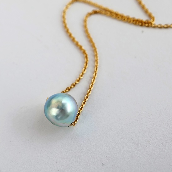 akoy_akoya_zilvergrijze_parel_geregen_op_gouden_collier