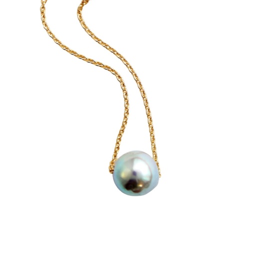 gouden hanger akoy met akoya parel sfeerfoto