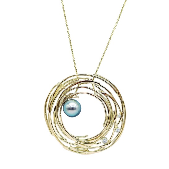 gouden hanger alcyone met parel en diamanten sfeerfoto