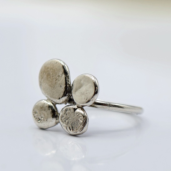 allys_handgemaakte_zilveren_gladde_ring_met_4_elementjes