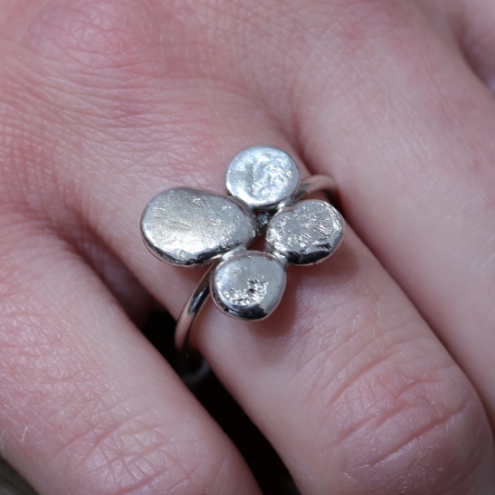 allys_zilveren_ring_met_4_rondjes_op_ring_handgemaakte_zilveren_sieraden_voor_dames_silver_ring_for_women