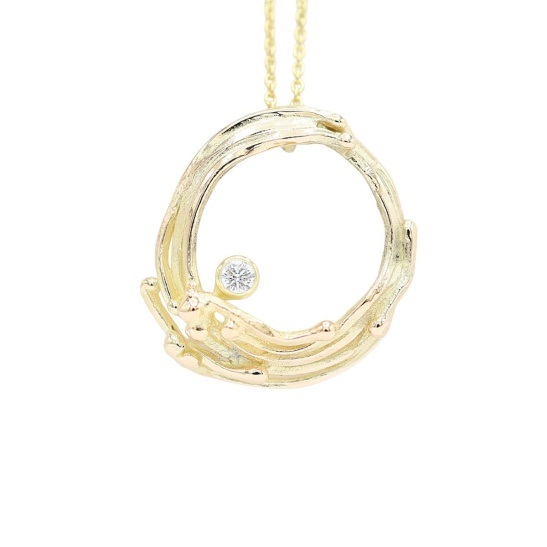 gouden hanger almone goud met diamant en organische vormgeving sfeerfoto