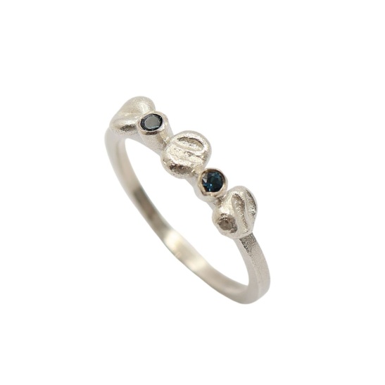 zilveren ring amely-r1 blauw met blauwe saffieren sfeerfoto