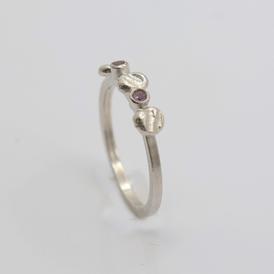 amely__zilveren_ring_met_kuipjes_en_roze_saffier