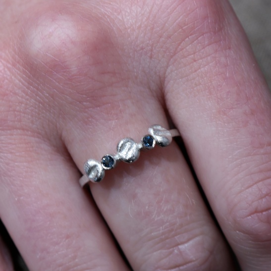 amely_blauw_zilveren_ring_met_blauwe_steentjes_handgemaakt_door_tessa_reijmers_in_arnhem_centrum