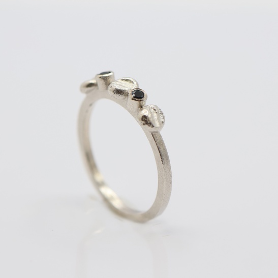 amely_london_blue_topaas_steen_blauw_zilveren_ring_organisch_met_elementjes_en_steen