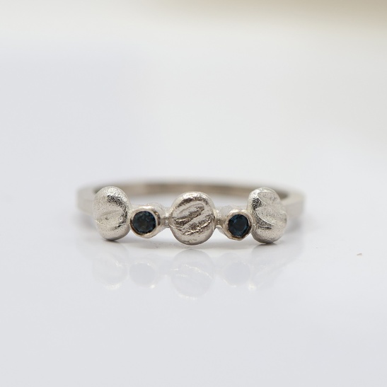 amely_topaas_blauw_zilveren_organische_ring_met_blauwe_steentjes