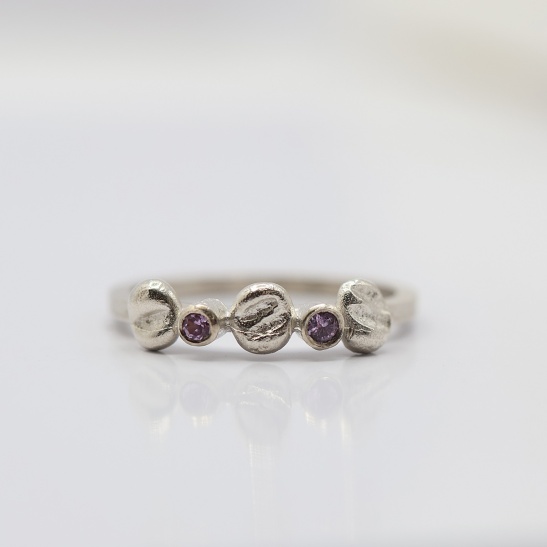 amely_zilveren_ring_met_grillige_kuipjes