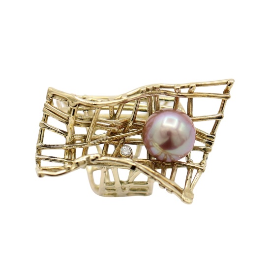 gouden ring aranthe met zoetwaterparel en draadstructuur sfeerfoto