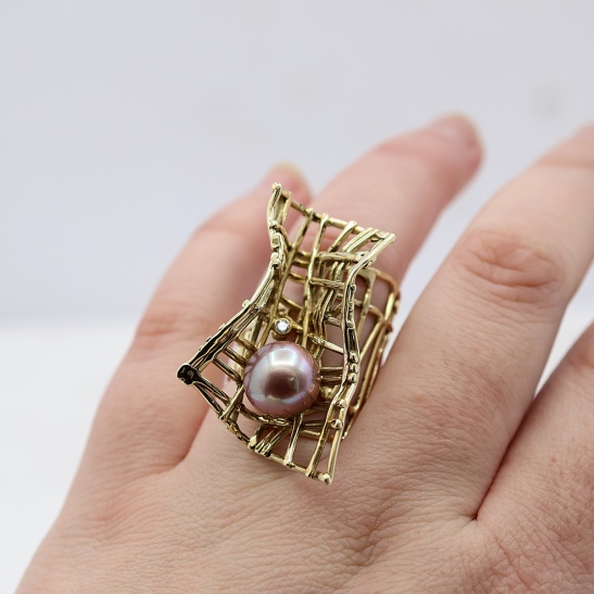 aranthe_bijzondere_gouden_ring_met_luxe_roze_parel_en_diamant_handgemaakt_door_tessa_reijmers_in_arnhem_centrum_special_edition_luxe_sieraad