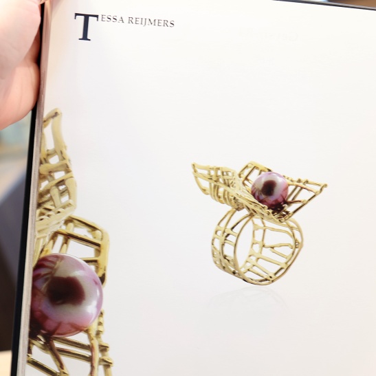 aranthe_ring_goud_luxe_parel_handgemaakt_door_tessa_reijmers_speciaal_ontwerp_voor_in_de_collectie_van_milaan_art_fair