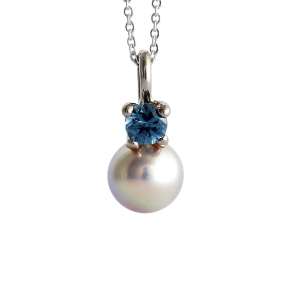 witgouden hanger ayko-h3 met zoetwaterparel en spinel sfeerfoto