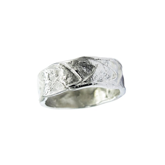 zilveren ring bailys met textuur sfeerfoto
