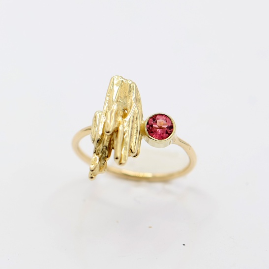 balay_grillig_elementje_op_ring_met_roze_steen