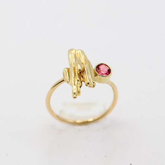 balay_ring_goud_met_grillige_staafjes_en_roze_steen