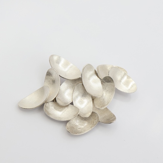 beat_zilveren_broche_kuipjes_met_ijsmattering