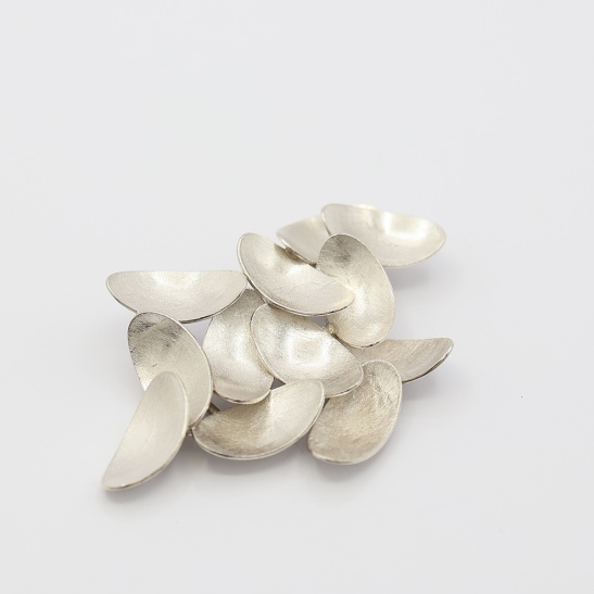 beat_zilveren_broche_met_grillige_kuipjes