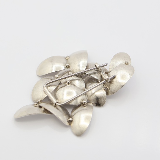 beat_zilveren_broche_met_ovale_matte_kuipje