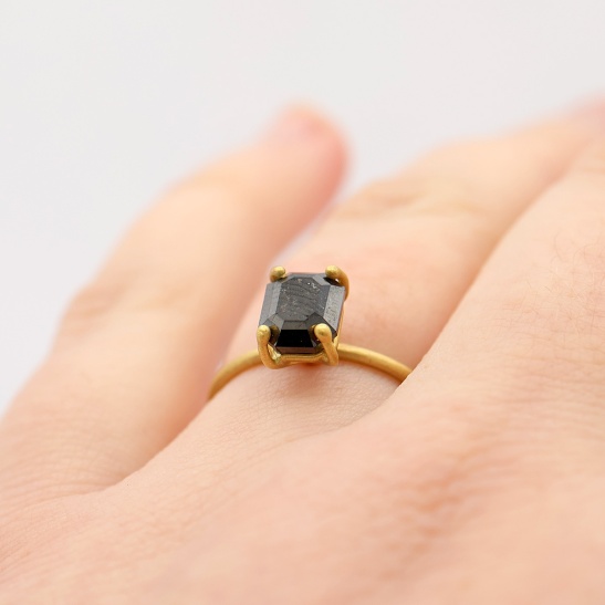 beau-r1_matte_ring_18_karaat_geelgoud_met_zwarte_diamant_handgemaakte_ring_in_atelier_in_arnhem_centrum_door_tessa_reijmers