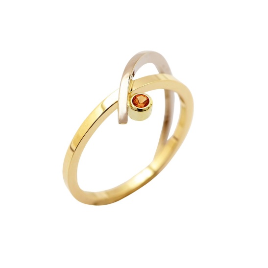 gouden ring beminnelijk met saffier sfeerfoto