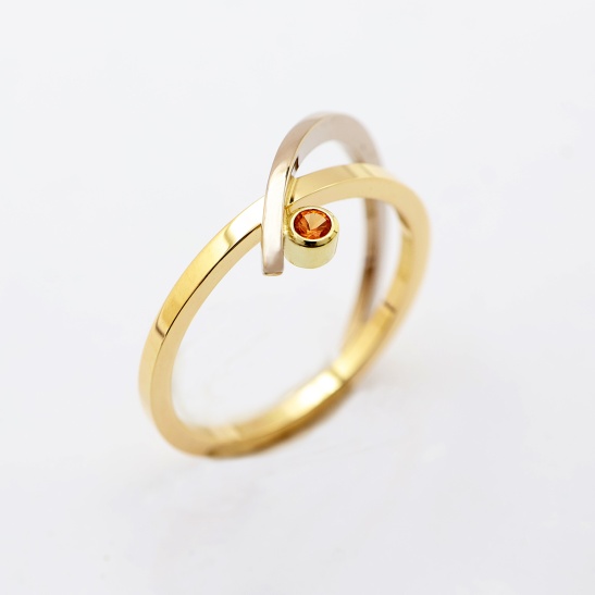 gouden ring beminnelijk met saffier sfeerfoto