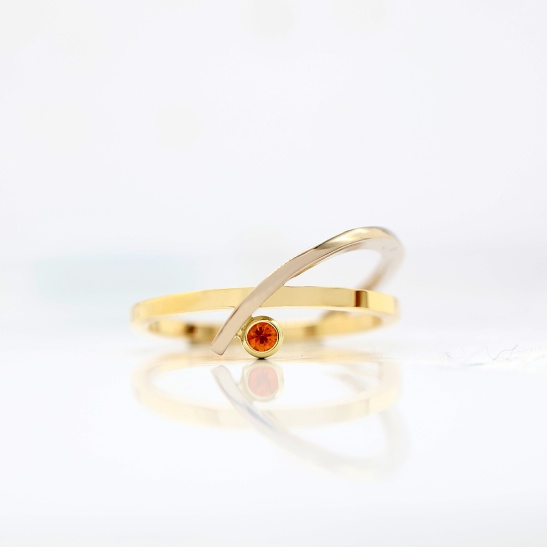 gouden ring beminnelijk met saffier sfeerfoto