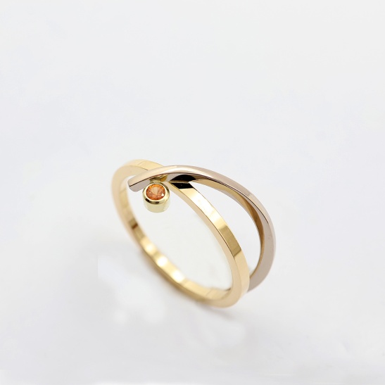 gouden ring beminnelijk met saffier sfeerfoto