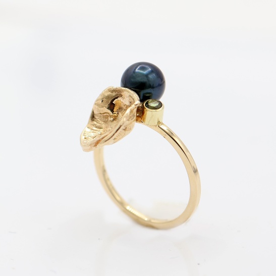benja_gouden_ring_met_blauwgroene_zoetwater_parel_en_kleine_groene_steen_toermalijn_met_klein_grillig_giet_kuipje_goud_867811708