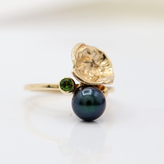 benja_gouden_ring_met_watergietsel_kuipje_en_luxe_blauw_groene_zoetwater_parel_en_groene_toermalijn_242111754