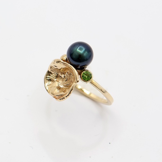 benja_luxe_organische_handgemaakte_ring_met_goud_kuipje_en_blauw_groene_zoetwaterparel_en_groene_toermalijn_steen_735674150