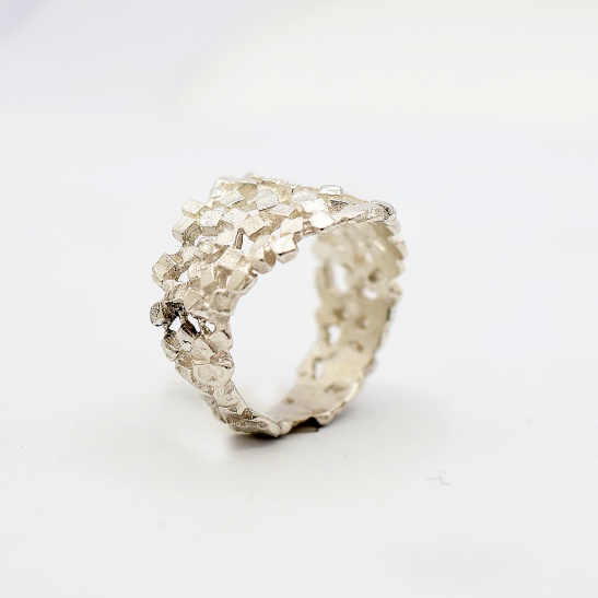 zilveren ring bim met organische structuur sfeerfoto