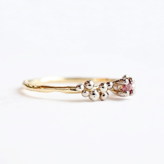 bloei_geelgouden_gereticuleerde_ring_met_bolletjes_witgoud_en_roze-rode_saffier_goudsmid_tessa_reijmers_arnhem