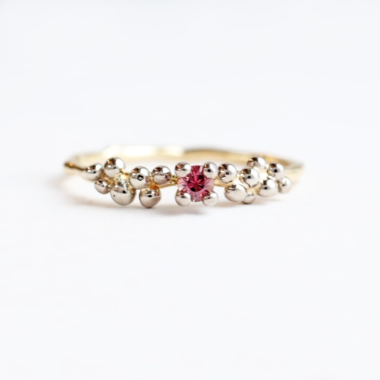 bloei_geelgouden_gereticuleerde_ring_met_witgouden_bolletjes_en_roze-rode_saffier_tessa_reijmers_goudsmid_arnhem