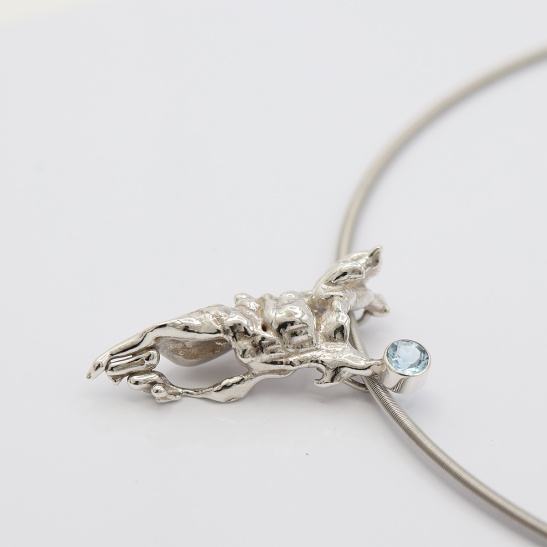 blue_zilveren_handgemaakte_grillige_hanger_met_blauwe_topaas