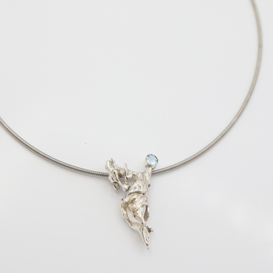 blue_zilveren_hanger_organisch_gietsel