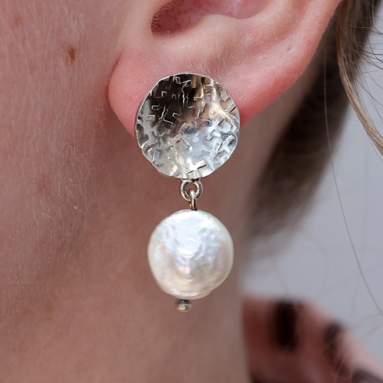 bobs_zilveren_oorbellen_rond_zilver_schijfje_met_ronde_platte_witte_parel