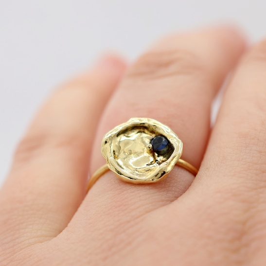 brubbel_gouden_ring_met_blauwe_steen_saffier_in_kuipje