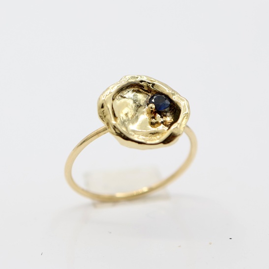 brubbel_gouden_ring_met_grillig_kuipje_met_blauwe_saffier