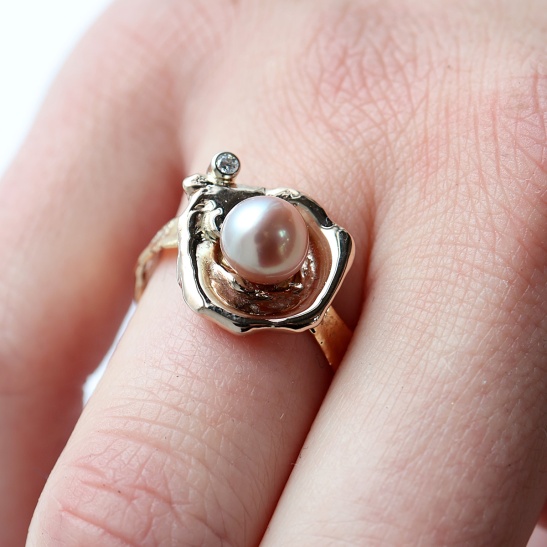 bufadora_rosegouden_ring_met_parel_en_diamant_ring_dames_roodgoud_luxe_grillige_ring_met_luxe_parel_roze_en_klein_diamantje