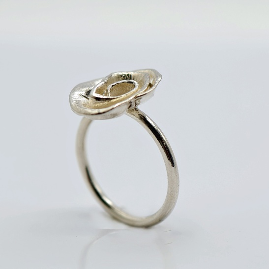 camelie_zilveren_gladde_ring_met_roos